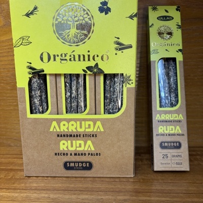 Duas embalagens de sticks para fumigar orgânicos com rótulos amarelos e castanhos numa mesa de madeira.