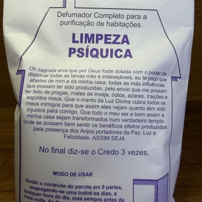 Pacote branco com texto em roxo e preto sobre limpeza psíquica e defumador