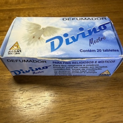 Caixa de defumador Divino Mestre com pomba e texto em português