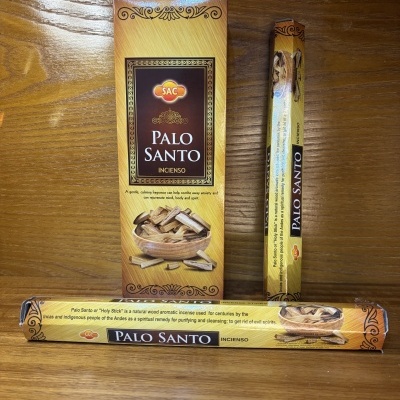 Três embalagens de incenso Palo Santo da marca SAC com decoração dourada e castanha, e imagem de madeira e pedaços de Palo Santo.