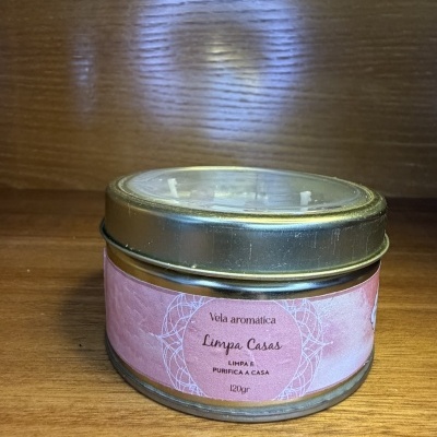 Vela aromática em lata metálica com etiqueta rosa