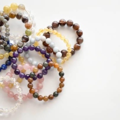 Pulseiras de contas coloridas sobre fundo branco