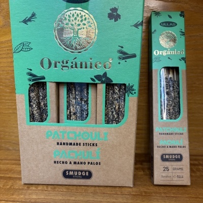 Embalagens de sticks de incenso orgânico patchouli em cartolina verde e castanha com orifícios transparentes