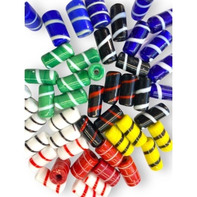 Contas cilíndricas coloridas com riscas brancas, vermelhas ou pretas sobre fundo branco