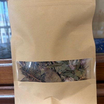 Saco de papel castanho com janela transparente contendo ervas secas