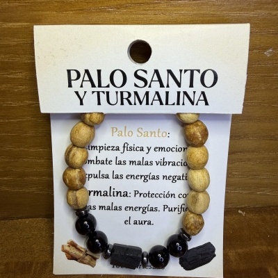 Pulseira de contas de madeira clara e contas pretas com cartão branco de identificação