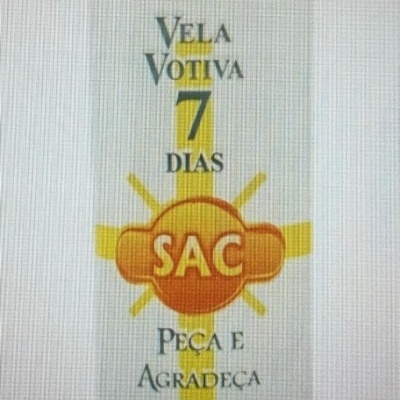 Vela votiva branca com texto impresso e detalhes amarelos