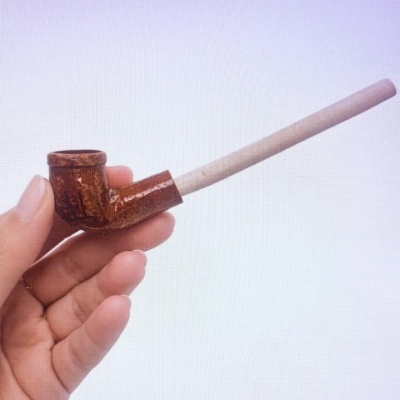 Cachimbo de fumar em madeira castanha com haste clara
