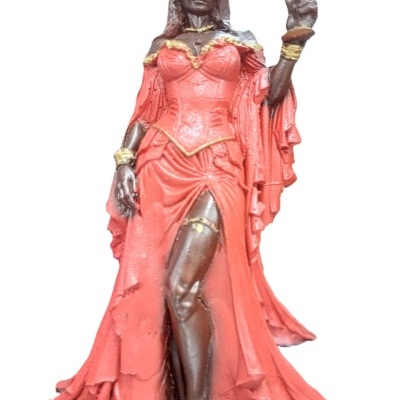 Estátua de mulher com vestido vermelho e detalhes dourados segurando objeto na mão
