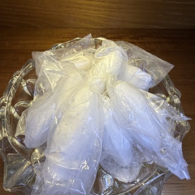 Recipiente de vidro com sacos plásticos transparentes contendo gelo
