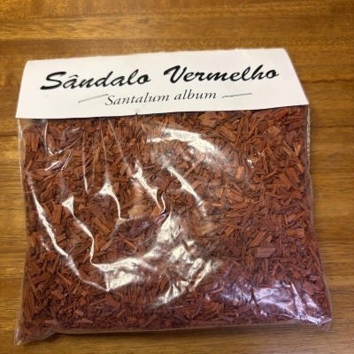 Pacote de madeira vermelha Sândalo Vermelho em superfície de madeira.