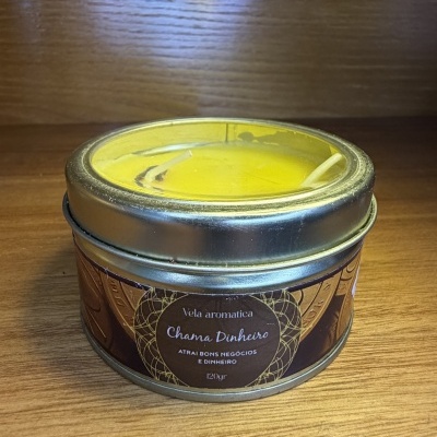 Vela aromática amarela em lata metálica com rótulo castanho