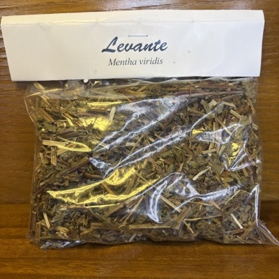 Saco de erva seca identificado como Levante Mentha viridis
