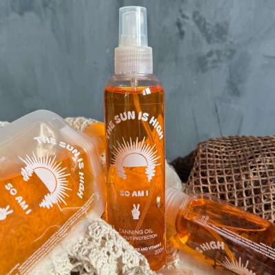 Frascos de óleo bronzeador laranja sobre tecido de crochê