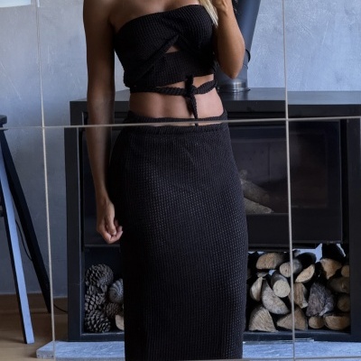 Conjunto preto crochê com top tomara que caia e saia midi fotografia em espelho