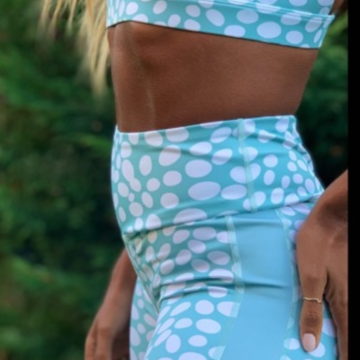 Conjunto de top e leggings azul claro com bolinhas brancas em fundo verde