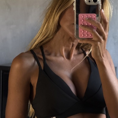 Top desportivo preto com etiqueta ISLA BONITA e cabelo loiro