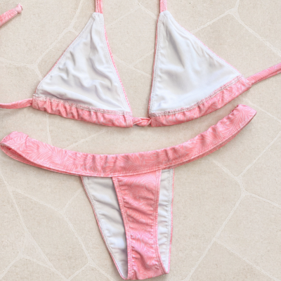 Fato de banho bikini rosa claro com padrão floral e interior branco