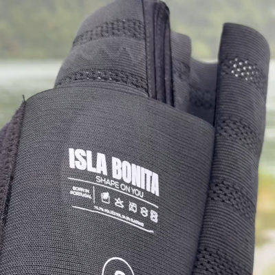tecido elástico preto com etiqueta ISLA BONITA S