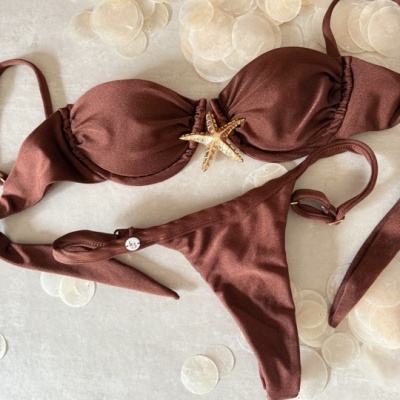 Fato de banho castanho duas peças com adorno estrela-do-mar