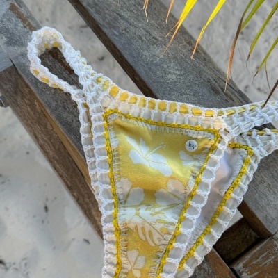 Calcinha de biquíni feminina floral amarelo e branco com renda branca