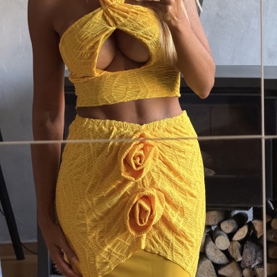 Top amarelo texturizado com recorte em cruz e saia amarela com detalhes em roseta