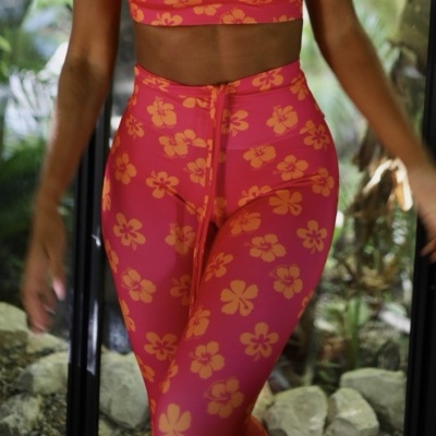 Leggings e top desportivo rosa com flores laranjas
