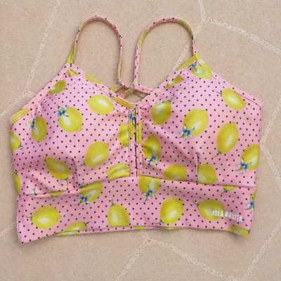 Top rosa com estampado de limões amarelos e bolinhas pretas com texto ISLA BONITA