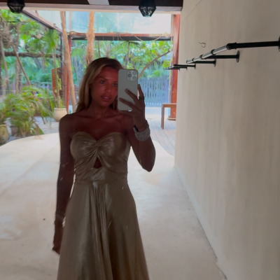 Vestido longo dourado com decote em coração e detalhe torcido no peito