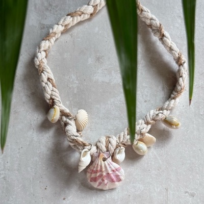 Colar de corda trançada com conchas penduradas