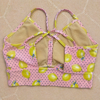 Top desportivo rosa com limões amarelos e bolinhas pretas