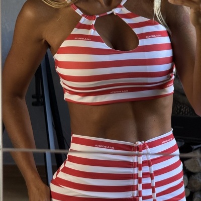Conjunto de roupa de praia riscas vermelhas e brancas com texto ISLA BONITA