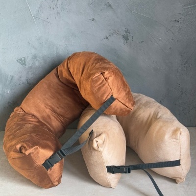 Dois travesseiros de pescoço em U castanho e bege com alças pretas