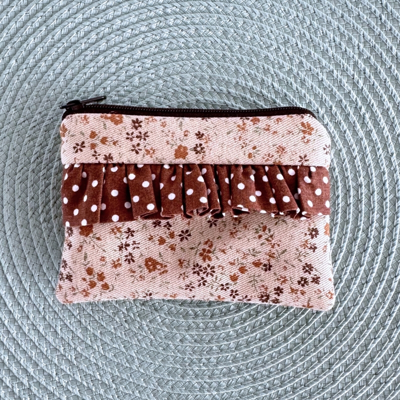 Carteira pequena com padrão floral castanho e folhos castanhos de bolinhas brancas