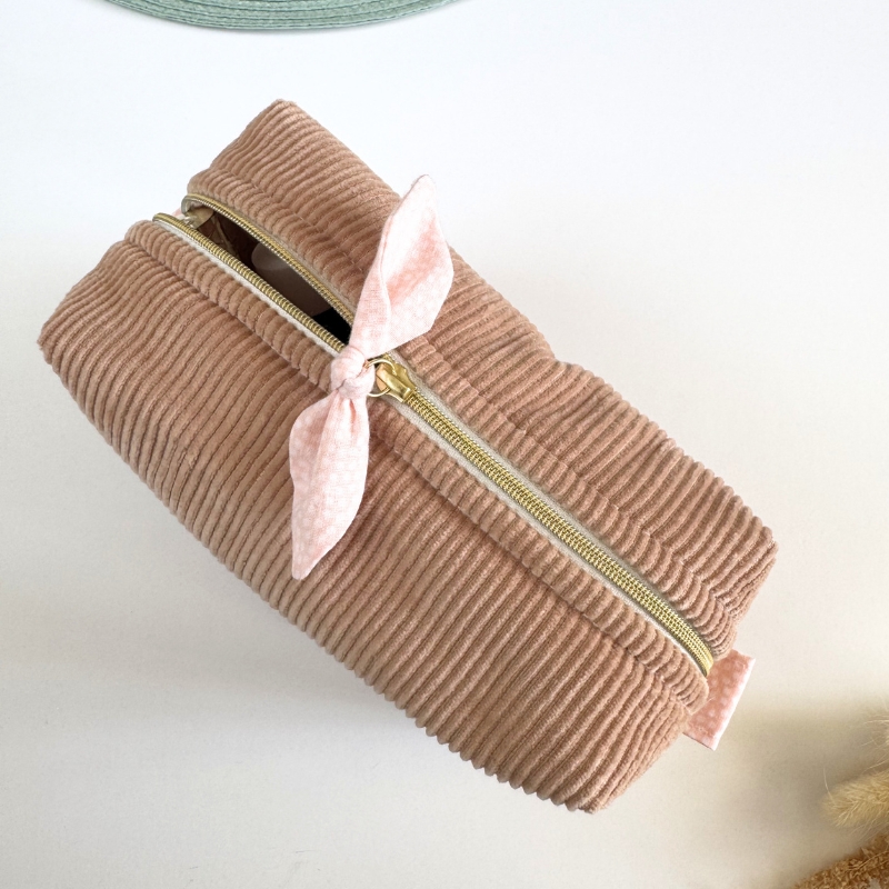 Estojo tecido bege riscas com fecho dourado e fita rosa com bolinhas