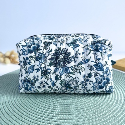 Necessaire retangular com padrão floral azul e branco em tecido acolchoado