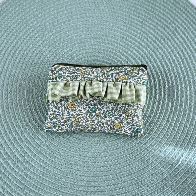 Bolsa pequena retangular em tecido com padrão floral e detalhe xadrez