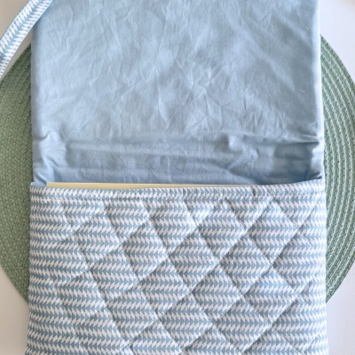 Bolsa&#x20;de&#x20;Livros&#x20;Acolchoada&#x20;Azul&#x20;Geom&#x00E9;trico