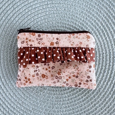 Carteira pequena com padrão floral castanho e folhos castanhos de bolinhas brancas