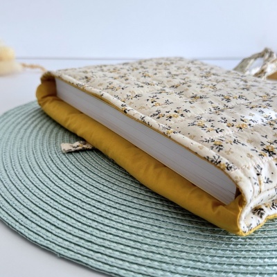 Bolsa&#x20;de&#x20;Livros&#x20;Acolchoada&#x20;Floral&#x20;Mostarda