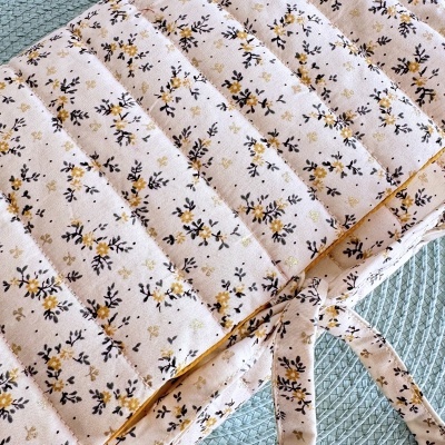 Bolsa&#x20;de&#x20;Livros&#x20;Acolchoada&#x20;Floral&#x20;Mostarda