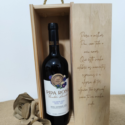 Garrafa de vinho tinto Pipa Rosa em caixa de madeira clara com texto gravado