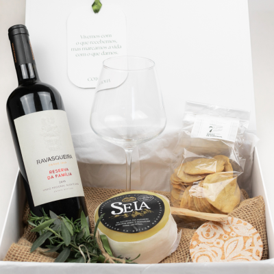 Conjunto gourmet com vinho, queijo, bolachas e copo em caixa branca