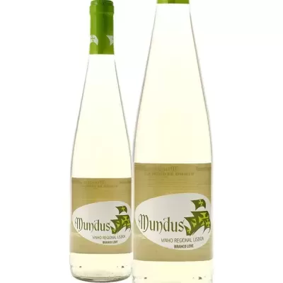 Duas garrafas de vinho branco Mundus com rótulo branco e tampa verde