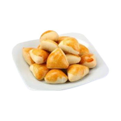 Prato branco com pequenos pães ou salgados triangulares dourados