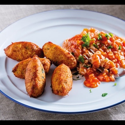 Prato branco com salgados fritos e arroz com molho de tomate