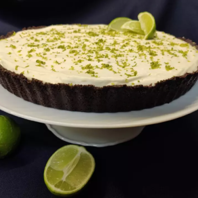 Tarte cremosa com base escura e limas frescas