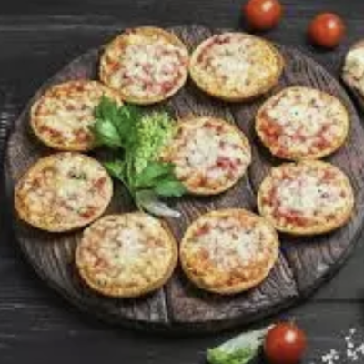 Oito mini pizzas em prato de madeira com salsa e tomates