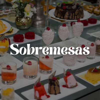 Mesa com várias sobremesas variadas em pratos e copos, decoradas com frutas e chocolate