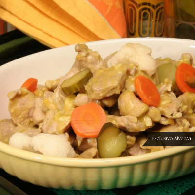 Prato creme com salada de carne, cenoura, picles e couve-flor em fundo amarelo